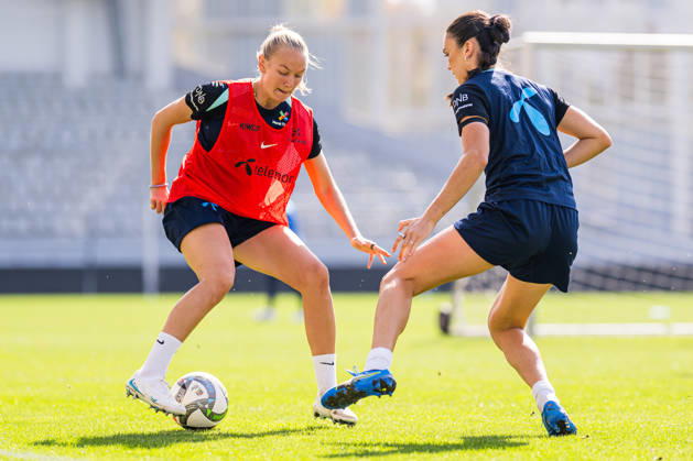 261008 Frida Maanum and Ingrid Syrstad Engen of the Norwegian women™s national football team during a training session on October 8, 2026 in Bucharest. Photo: Marius Simensen BILDBYRAN Cop 238 bbeng dam fifa women s world cup qualifier football fotball fotboll norge norway practice soccer training trening träning Copyright: MARIUSxSIMENSEN BB261008BB247