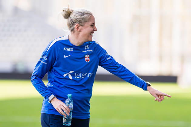 261008 Head coach Gemma Grainger of the Norwegian women™s national football team during a training session on October 8, 2026 in Bucharest. Photo: Marius Simensen BILDBYRAN Cop 238 bbeng dam fifa women s world cup qualifier football fotball fotboll norge norway practice soccer training trening träning Copyright: MARIUSxSIMENSEN BB261008BB254