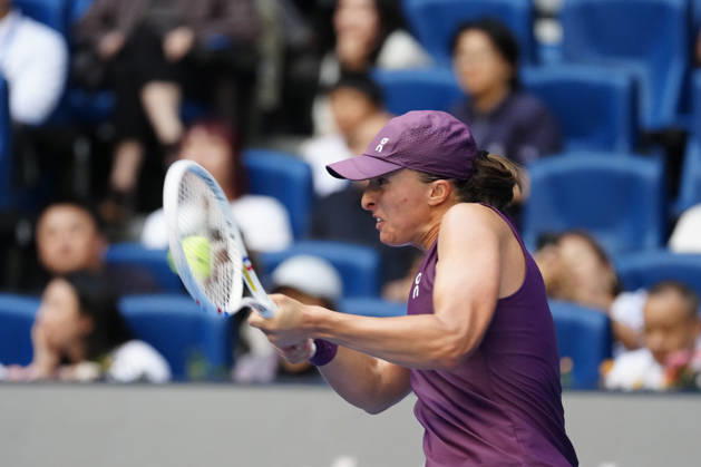 2026 China Open Women s Singles Round of 16 match in Beijing, China - 7 Oct 2026 Iga Swiatek of Poland plays against Iva Jovic of the United States (Not in view) during Women s Singles Round of 16 match on day eight of China Open at the National Tennis Center. Beijing China Copyright: xPolyxFeix xSOPAxImagesx 20261008_5272_135