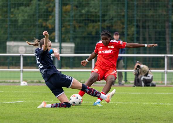 Fußball, Frauen, Testspiel, Saison 2026 2027, 1. FC Union Berlin - 1. FFC Turbine Potsdam, v. l. Merle Kirschstein (Turbine Potsdam), Lea Aseko Nkili (1. FC Union), 08.10.2026, Copyright: xMatthiasxKochx