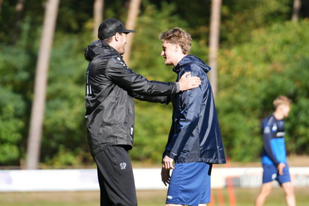 Deutschland: Fussball, Trainingseinheit, 3. Liga, Saison 2026-2027, NVB-Campus B-Platz Hänsch-Arena, SV Meppen, Donnerstag, 08.10.2026, Vormittagstraining: Tony Rölke (Gastspieler, SV Meppen) und Steffen Puttkammer (Co-Trainer, SV Meppen) Copyright: xLennxLübbersx