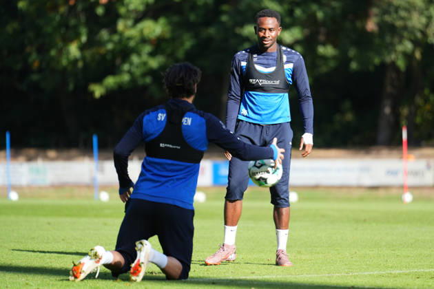 Deutschland: Fussball, Trainingseinheit, 3. Liga, Saison 2026-2027, NVB-Campus B-Platz Hänsch-Arena, SV Meppen, Donnerstag, 08.10.2026, Vormittagstraining: Nikell Touglo (SV Meppen, 20) vor dem am Boden knienden Ersin Zehir (SV Meppen, 6) Copyright: xLennxLübbersx