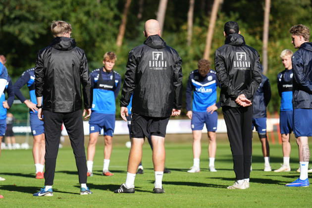 Deutschland: Fussball, Trainingseinheit, 3. Liga, Saison 2026-2027, NVB-Campus B-Platz Hänsch-Arena, SV Meppen, Donnerstag, 08.10.2026, Vormittagstraining: Lucas Beniermann (Trainer, SV Meppen) hält eine Ansprache vor der Trainingseinheit Copyright: xLennxLübbersx