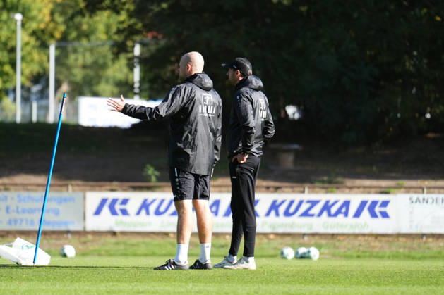 Deutschland: Fussball, Trainingseinheit, 3. Liga, Saison 2026-2027, NVB-Campus B-Platz Hänsch-Arena, SV Meppen, Donnerstag, 08.10.2026, Vormittagstraining: Lucas Beniermann (Trainer, SV Meppen) und Steffen Puttkammer (Co-Trainer, SV Meppen) Copyright: xLennxLübbersx