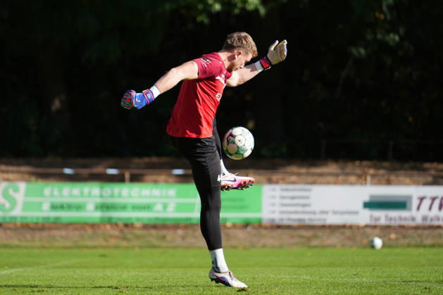 Deutschland: Fussball, Trainingseinheit, 3. Liga, Saison 2026-2027, NVB-Campus B-Platz Hänsch-Arena, SV Meppen, Donnerstag, 08.10.2026, Vormittagstraining: Julius Pünt (SV Meppen, 44) jongliert den Ball Copyright: xLennxLübbersx