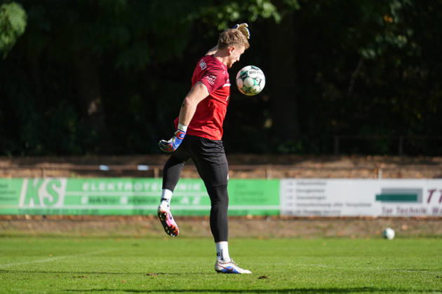 Deutschland: Fussball, Trainingseinheit, 3. Liga, Saison 2026-2027, NVB-Campus B-Platz Hänsch-Arena, SV Meppen, Donnerstag, 08.10.2026, Vormittagstraining: Julius Pünt (SV Meppen, 44) jongliert den Ball Copyright: xLennxLübbersx