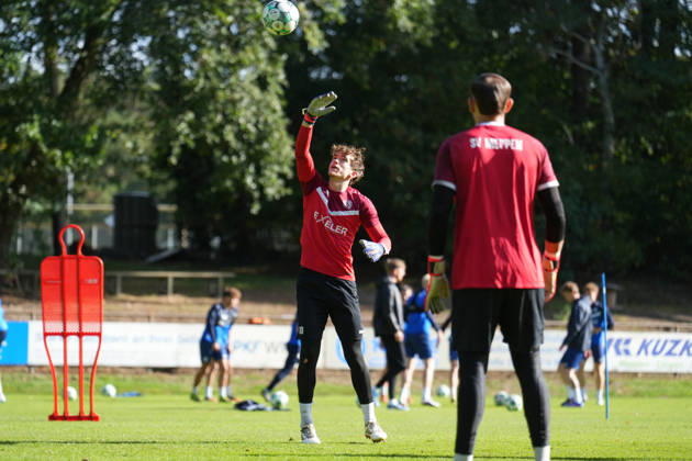 Deutschland: Fussball, Trainingseinheit, 3. Liga, Saison 2026-2027, NVB-Campus B-Platz Hänsch-Arena, SV Meppen, Donnerstag, 08.10.2026, Vormittagstraining: Timo Schmitz (SV Meppen, 30) jongliert den Ball Copyright: xLennxLübbersx