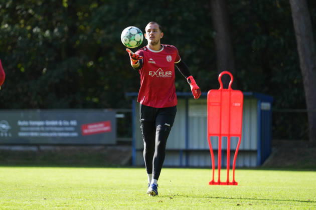 Deutschland: Fussball, Trainingseinheit, 3. Liga, Saison 2026-2027, NVB-Campus B-Platz Hänsch-Arena, SV Meppen, Donnerstag, 08.10.2026, Vormittagstraining: Noah Oberbeck (SV Meppen, 1) fäustet den Ball Copyright: xLennxLübbersx