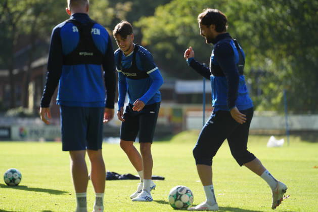 Deutschland: Fussball, Trainingseinheit, 3. Liga, Saison 2026-2027, NVB-Campus B-Platz Hänsch-Arena, SV Meppen, Donnerstag, 08.10.2026, Vormittagstraining: Ersin Zehir (SV Meppen, 6) und Jonas Fedl (SV Meppen, 5) lachend beim Rodeo Copyright: xLennxLübbersx