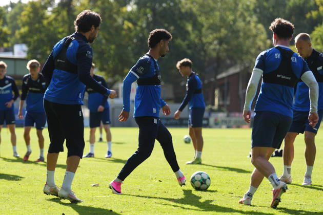 Deutschland: Fussball, Trainingseinheit, 3. Liga, Saison 2026-2027, NVB-Campus B-Platz Hänsch-Arena, SV Meppen, Donnerstag, 08.10.2026, Vormittagstraining: Kasra Ghawilu (SV Meppen, 10) spielt den Ball Copyright: xLennxLübbersx