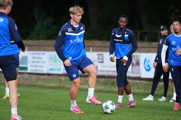 Deutschland: Fussball, Trainingseinheit, 3. Liga, Saison 2026-2027, NVB-Campus B-Platz Hänsch-Arena, SV Meppen, Donnerstag, 08.10.2026, Vormittagstraining: Florian Bähr (SV Meppen, 39) spielt den Ball Copyright: xLennxLübbersx