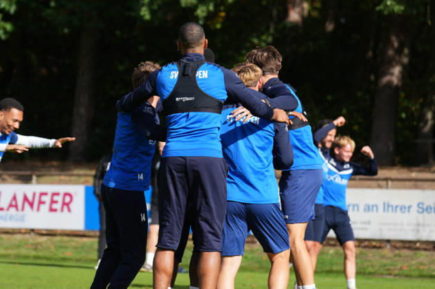 Deutschland: Fussball, Trainingseinheit, 3. Liga, Saison 2026-2027, NVB-Campus B-Platz Hänsch-Arena, SV Meppen, Donnerstag, 08.10.2026, Vormittagstraining: Nikell Touglo (SV Meppen, 20), Luis Sprekelmeyer (SV Meppen, 19), Florian Bähr (SV Meppen, 39) und Cyrill Akono (SV Meppen, 9) freuen sich beim Rodeo Copyright: xLennxLübbersx