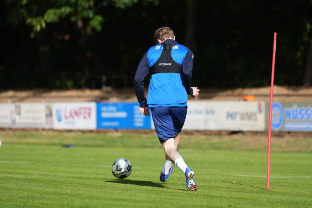 Deutschland: Fussball, Trainingseinheit, 3. Liga, Saison 2026-2027, NVB-Campus B-Platz Hänsch-Arena, SV Meppen, Donnerstag, 08.10.2026, Vormittagstraining: Tony Rölke (Gastspieler, SV Meppen) spielt den Ball Copyright: xLennxLübbersx