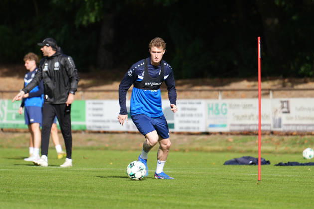 Deutschland: Fussball, Trainingseinheit, 3. Liga, Saison 2026-2027, NVB-Campus B-Platz Hänsch-Arena, SV Meppen, Donnerstag, 08.10.2026, Vormittagstraining: Tony Rölke (Gastspieler, SV Meppen) führt den Ball am Fuß Copyright: xLennxLübbersx