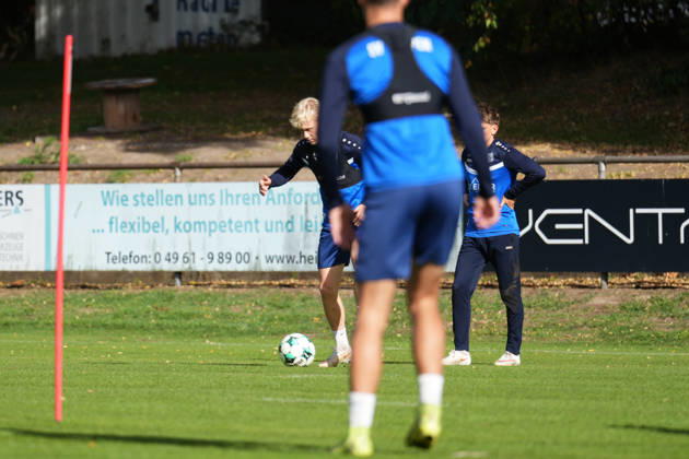 Deutschland: Fussball, Trainingseinheit, 3. Liga, Saison 2026-2027, NVB-Campus B-Platz Hänsch-Arena, SV Meppen, Donnerstag, 08.10.2026, Vormittagstraining: Luca Prasse (SV Meppen, 31) nimmt den Ball an Copyright: xLennxLübbersx