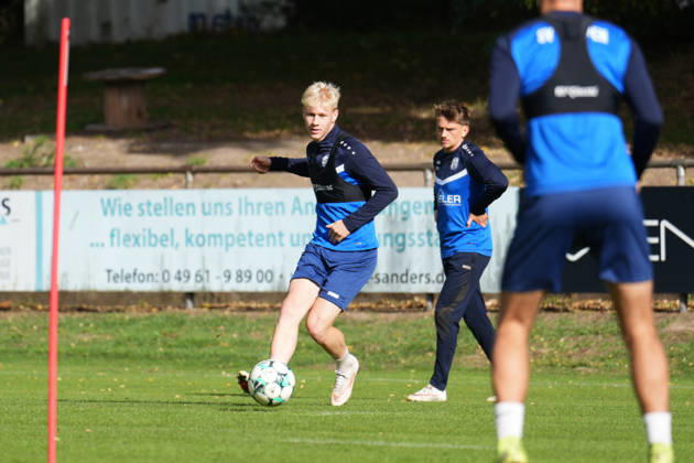 Deutschland: Fussball, Trainingseinheit, 3. Liga, Saison 2026-2027, NVB-Campus B-Platz Hänsch-Arena, SV Meppen, Donnerstag, 08.10.2026, Vormittagstraining: Luca Prasse (SV Meppen, 31) spielt den Ball Copyright: xLennxLübbersx