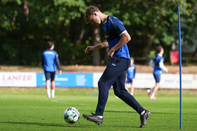 Deutschland: Fussball, Trainingseinheit, 3. Liga, Saison 2026-2027, NVB-Campus B-Platz Hänsch-Arena, SV Meppen, Donnerstag, 08.10.2026, Vormittagstraining: Henrik Wittrock (SV Meppen, 24) passt den Ball Copyright: xLennxLübbersx