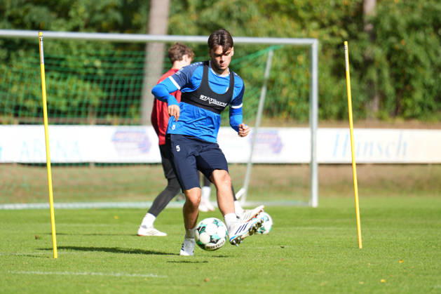 Deutschland: Fussball, Trainingseinheit, 3. Liga, Saison 2026-2027, NVB-Campus B-Platz Hänsch-Arena, SV Meppen, Donnerstag, 08.10.2026, Vormittagstraining: Jonas Fedl (SV Meppen, 5) spielt den Ball Copyright: xLennxLübbersx