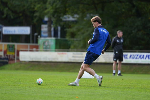 Deutschland: Fussball, Trainingseinheit, 3. Liga, Saison 2026-2027, NVB-Campus B-Platz Hänsch-Arena, SV Meppen, Donnerstag, 08.10.2026, Vormittagstraining: Moritz Heyer (Gastspieler, SV Meppen) spielt den Mini-Ball Copyright: xLennxLübbersx