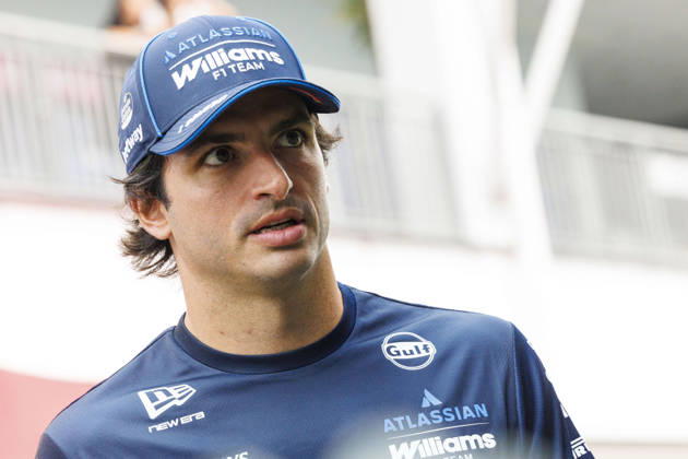 RECORD DATE NOT STATED 8th October 2026; Marina Bay, Singapore; Formula 1, Singapore Grand Prix, Arrival Day; Carlos Sainz Jr (55) of Spain and Atlassian Williams F1 Team arriving at the Singapore Grand Prix StephenxBlackberry