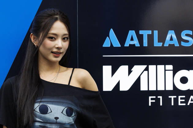 RECORD DATE NOT STATED 8th October 2026; Marina Bay, Singapore; Formula 1, Singapore Grand Prix, Arrival Day; Atlassian Williams F1 Team guest Tzuyu from K pop group TWICE at the Singapore Grand Prix StephenxBlackberry