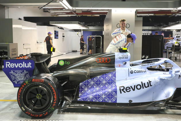 Formula 1 Singapore Airlines Singapore Grand Prix 2026 Gabriel Bortoleto (BRA), Audi Revolut F1 Team , R26, Car 5, Nico Hülkenberg (GER), Audi Revolut F1 Team , R26, Car 27 watching the special car livery for the Singarpore GP, also they have a special suit during Formula 1 Singapore Airlines Singapore Grand Prix 2026 on October 8., 2026 in Marina Bay Street Circuit, Singapore, Zsombor Toth Singapore Marina Bay Street Circuit Singapore Singapore Copyright: xZsomborxTothx