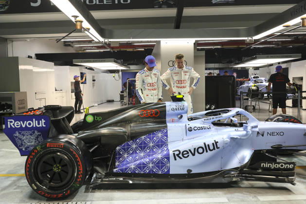 Formula 1 Singapore Airlines Singapore Grand Prix 2026 Gabriel Bortoleto (BRA), Audi Revolut F1 Team , R26, Car 5, Nico Hülkenberg (GER), Audi Revolut F1 Team , R26, Car 27 watching the special car livery for the Singarpore GP, also they have a special suit during Formula 1 Singapore Airlines Singapore Grand Prix 2026 on October 8., 2026 in Marina Bay Street Circuit, Singapore, Zsombor Toth Singapore Marina Bay Street Circuit Singapore Singapore Copyright: xZsomborxTothx