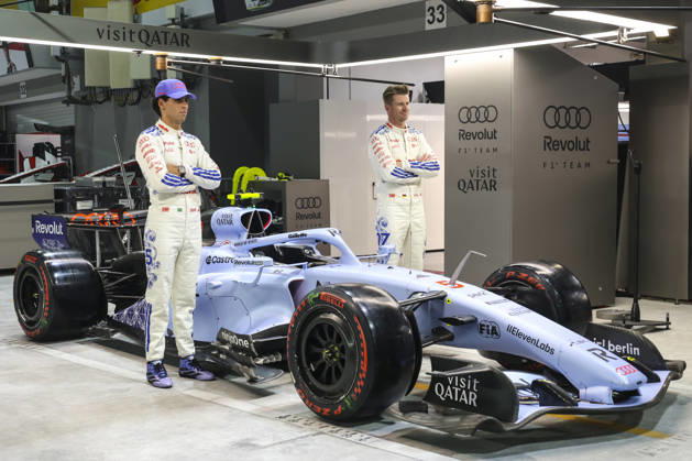 Formula 1 Singapore Airlines Singapore Grand Prix 2026 Gabriel Bortoleto (BRA), Audi Revolut F1 Team , R26, Car 5, Nico Hülkenberg (GER), Audi Revolut F1 Team , R26, Car 27 watching the special car livery for the Singarpore GP, also they have a special suit during Formula 1 Singapore Airlines Singapore Grand Prix 2026 on October 8., 2026 in Marina Bay Street Circuit, Singapore, Zsombor Toth Singapore Marina Bay Street Circuit Singapore Singapore Copyright: xZsomborxTothx