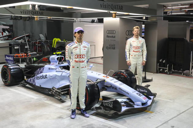 Formula 1 Singapore Airlines Singapore Grand Prix 2026 Gabriel Bortoleto (BRA), Audi Revolut F1 Team , R26, Car 5, Nico Hülkenberg (GER), Audi Revolut F1 Team , R26, Car 27 watching the special car livery for the Singarpore GP, also they have a special suit during Formula 1 Singapore Airlines Singapore Grand Prix 2026 on October 8., 2026 in Marina Bay Street Circuit, Singapore, Zsombor Toth Singapore Marina Bay Street Circuit Singapore Singapore Copyright: xZsomborxTothx