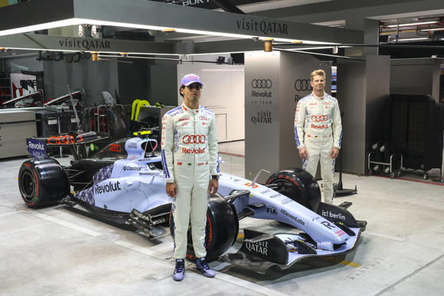 Formula 1 Singapore Airlines Singapore Grand Prix 2026 Gabriel Bortoleto (BRA), Audi Revolut F1 Team , R26, Car 5, Nico Hülkenberg (GER), Audi Revolut F1 Team , R26, Car 27 watching the special car livery for the Singarpore GP, also they have a special suit during Formula 1 Singapore Airlines Singapore Grand Prix 2026 on October 8., 2026 in Marina Bay Street Circuit, Singapore, Zsombor Toth Singapore Marina Bay Street Circuit Singapore Singapore Copyright: xZsomborxTothx
