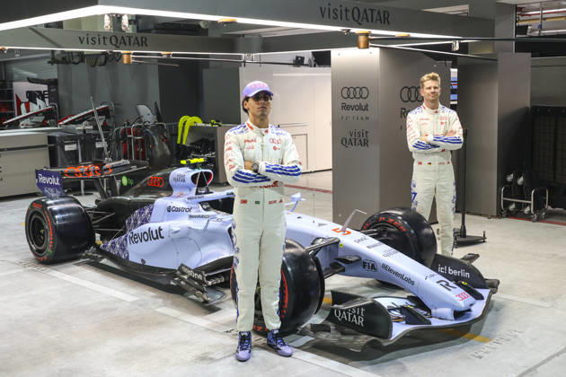 Formula 1 Singapore Airlines Singapore Grand Prix 2026 Gabriel Bortoleto (BRA), Audi Revolut F1 Team , R26, Car 5, Nico Hülkenberg (GER), Audi Revolut F1 Team , R26, Car 27 watching the special car livery for the Singarpore GP, also they have a special suit during Formula 1 Singapore Airlines Singapore Grand Prix 2026 on October 8., 2026 in Marina Bay Street Circuit, Singapore, Zsombor Toth Singapore Marina Bay Street Circuit Singapore Singapore Copyright: xZsomborxTothx