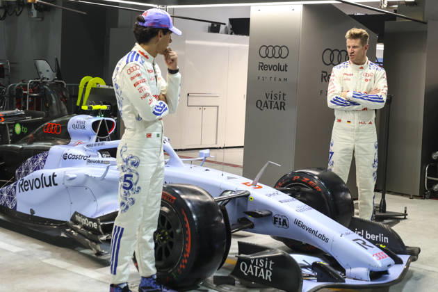 Formula 1 Singapore Airlines Singapore Grand Prix 2026 Gabriel Bortoleto (BRA), Audi Revolut F1 Team , R26, Car 5, Nico Hülkenberg (GER), Audi Revolut F1 Team , R26, Car 27 watching the special car livery for the Singarpore GP, also they have a special suit during Formula 1 Singapore Airlines Singapore Grand Prix 2026 on October 8., 2026 in Marina Bay Street Circuit, Singapore, Zsombor Toth Singapore Marina Bay Street Circuit Singapore Singapore Copyright: xZsomborxTothx