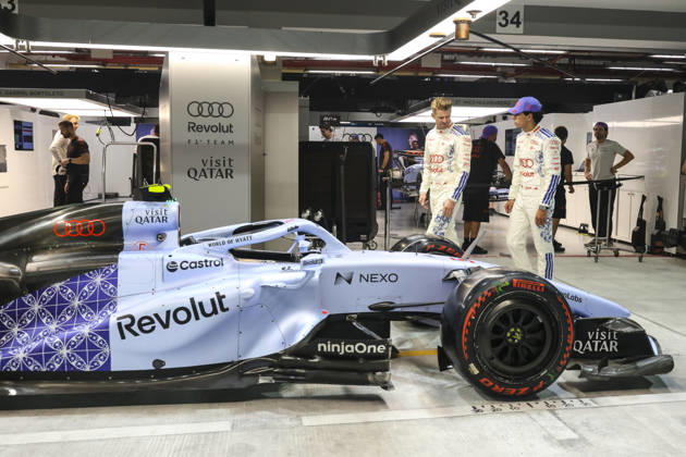 Formula 1 Singapore Airlines Singapore Grand Prix 2026 Gabriel Bortoleto (BRA), Audi Revolut F1 Team , R26, Car 5, Nico Hülkenberg (GER), Audi Revolut F1 Team , R26, Car 27 watching the special car livery for the Singarpore GP, also they have a special suit during Formula 1 Singapore Airlines Singapore Grand Prix 2026 on October 8., 2026 in Marina Bay Street Circuit, Singapore, Zsombor Toth Singapore Marina Bay Street Circuit Singapore Singapore Copyright: xZsomborxTothx