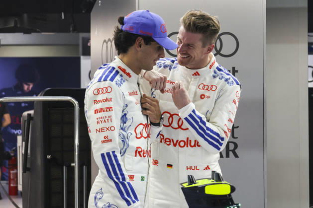 Formula 1 Singapore Airlines Singapore Grand Prix 2026 Gabriel Bortoleto (BRA), Audi Revolut F1 Team , R26, Car 5, Nico Hülkenberg (GER), Audi Revolut F1 Team , R26, Car 27 with the special car race suit for the Singarpore GP during Formula 1 Singapore Airlines Singapore Grand Prix 2026 on October 8., 2026 in Marina Bay Street Circuit, Singapore, Zsombor Toth Singapore Marina Bay Street Circuit Singapore Singapore Copyright: xZsomborxTothx