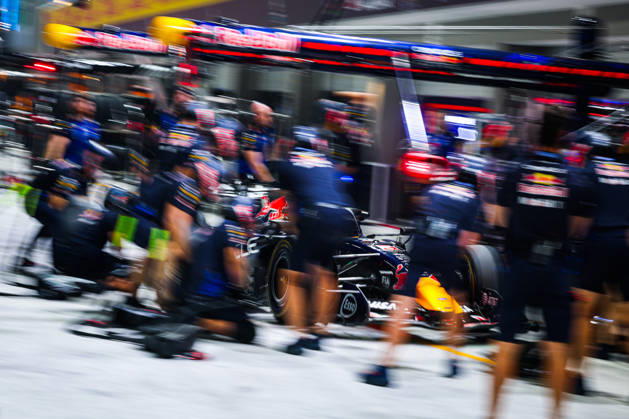 F1 - SINGAPORE GRAND PRIX 2026 03 VERSTAPPEN Max (nld), Red Bull Racing Ford RB22, pitstop practice during the 2026 Formula 1 Singapore Grand Prix, 17th round of the 2026 Formula One World Championship, WM, Weltmeisterschaft from October 9 to 11, 2026 on the Marina Bay Street Circuit, in Singapore, Singapore - SingaporeSingapore  Copyright: xANTONINxVINCENTx