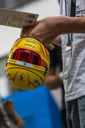 Formula 1 Singapore Airlines Singapore Grand Prix 2026 Remy Midez OVERTAKE MAXPPP - Singapore 08 10 2026 fans, supporters, public, spectators, helmet, ambiance at the Formula 1 Singapore Airlines Singapore Grand Prix 2026, the 16th round of the 2026 FIA Formula 1 World Championship, WM, Weltmeisterschaft at the Marina Bay Street Circuit in Singapore, from 08 to 11 October 2026 Singapore Marina Bay Street Circuit Singapore  Copyright: xOVERTAKE MAXPPPxRemyxMidezx OVT202610080016 OVT202610080016