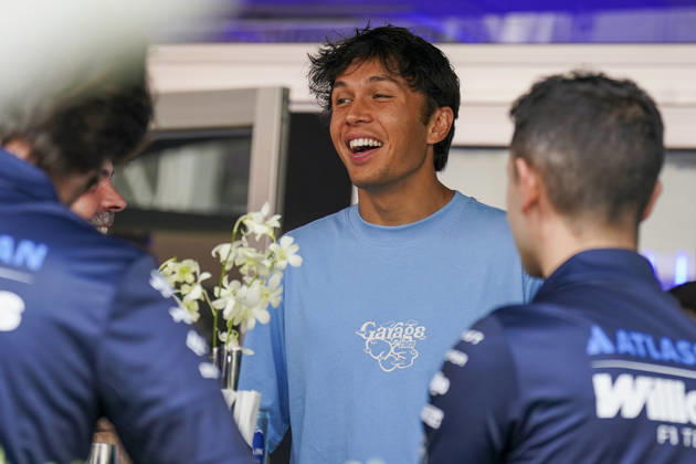 FORMULA 1 SINGAPORE AIRLINES SINGAPORE GRAND PRIX 2026 Alexander Albon (THA) 23 Williams F1 Team in the paddock during the Formula 1 Singapore Airlines Singapore Grand Prix 2026, Round 17 of the 2026 Formula 1 World Championship, WM, Weltmeisterschaft from 9th - 11th October 2026 at the Marina Bay Street Circuit, Singapore. Credit: Robbie Hoad Every Second Media Editorial use only. All images are copyright Every Second Media Limited. No images may be reproduced without prior permission. Copyright: xIMAGO EveryxSecondxMediax ESM-2203-0037 RobbiexHoadx xEveryxSecondxMediax