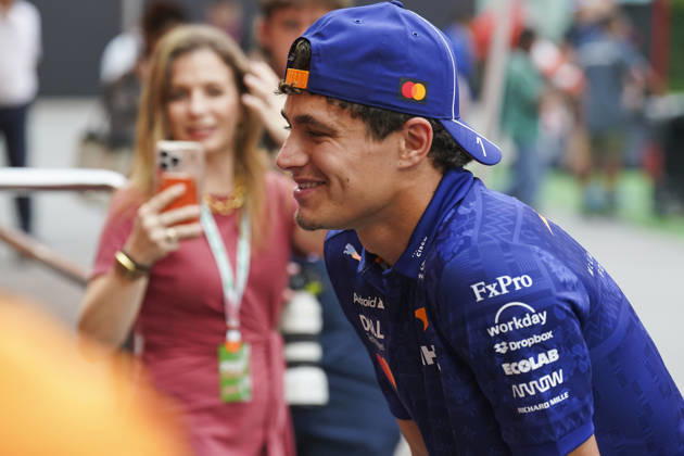 FORMULA 1 SINGAPORE AIRLINES SINGAPORE GRAND PRIX 2026 Lando Norris (GBR) 1 McLaren greeting fans in the paddock during the Formula 1 Singapore Airlines Singapore Grand Prix 2026, Round 17 of the 2026 Formula 1 World Championship, WM, Weltmeisterschaft from 9th - 11th October 2026 at the Marina Bay Street Circuit, Singapore. Credit: Robbie Hoad Every Second Media Editorial use only. All images are copyright Every Second Media Limited. No images may be reproduced without prior permission. Copyright: xIMAGO EveryxSecondxMediax ESM-2203-0176 RobbiexHoadx xEveryxSecondxMediax