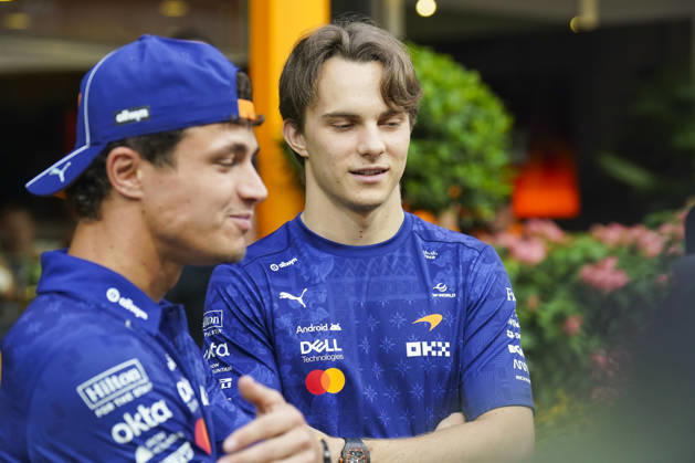 FORMULA 1 SINGAPORE AIRLINES SINGAPORE GRAND PRIX 2026 Lando Norris (GBR) 1 McLaren and Oscar Piastri (AUS) 81 McLaren greeting fans via robot in the paddock during the Formula 1 Singapore Airlines Singapore Grand Prix 2026, Round 17 of the 2026 Formula 1 World Championship, WM, Weltmeisterschaft from 9th - 11th October 2026 at the Marina Bay Street Circuit, Singapore. Credit: Robbie Hoad Every Second Media Editorial use only. All images are copyright Every Second Media Limited. No images may be reproduced without prior permission. Copyright: xIMAGO EveryxSecondxMediax ESM-2203-0177 RobbiexHoadx xEveryxSecondxMediax