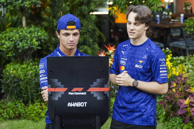 FORMULA 1 SINGAPORE AIRLINES SINGAPORE GRAND PRIX 2026 Lando Norris (GBR) 1 McLaren and Oscar Piastri (AUS) 81 McLaren greeting fans via robot in the paddock during the Formula 1 Singapore Airlines Singapore Grand Prix 2026, Round 17 of the 2026 Formula 1 World Championship, WM, Weltmeisterschaft from 9th - 11th October 2026 at the Marina Bay Street Circuit, Singapore. Credit: Robbie Hoad Every Second Media Editorial use only. All images are copyright Every Second Media Limited. No images may be reproduced without prior permission. Copyright: xIMAGO EveryxSecondxMediax ESM-2203-0182 RobbiexHoadx xEveryxSecondxMediax