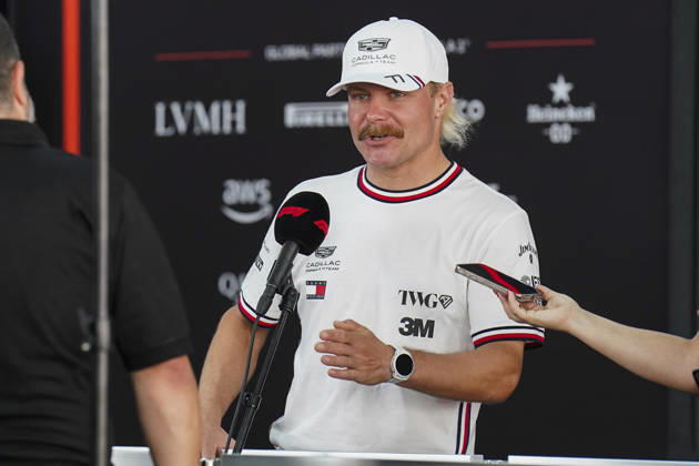 FORMULA 1 SINGAPORE AIRLINES SINGAPORE GRAND PRIX 2026 Valtteri Bottas (FIN) 77 Cadillac F1 Team giving an interview during the Formula 1 Singapore Airlines Singapore Grand Prix 2026, Round 17 of the 2026 Formula 1 World Championship, WM, Weltmeisterschaft from 9th - 11th October 2026 at the Marina Bay Street Circuit, Singapore. Credit: Robbie Hoad Every Second Media Editorial use only. All images are copyright Every Second Media Limited. No images may be reproduced without prior permission. Copyright: xIMAGO EveryxSecondxMediax ESM-2203-0205 RobbiexHoadx xEveryxSecondxMediax