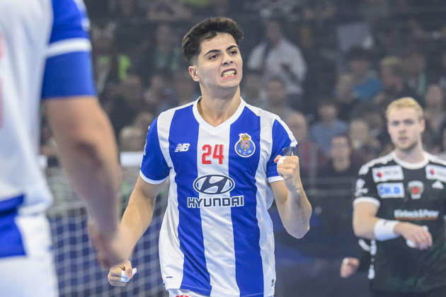im Bild v.l.: Antonio Martinez (FC Porto, 24), Tor, Treffer, Jubel, Torjubel, Freude, Begeisterung, feiert, GER, Berlin, Handball, Füchse Berlin vs FC Porto, EHF Champions League, 3. Spieltag der Gruppe A , in der Max Schmeling Halle, Am Falkplatz 1, 08.10.2026, Copyright: HMBxMedia UwexKoch
