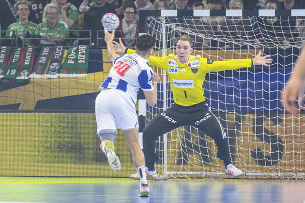 im Bild v.l.: Antonio Martinez (FC Porto, 24), Lasse Ludwig (Fuechse Berlin, 01), Zweikampf, Action, Kampf, kaempft um den Ball, vor dem Tor, GER, Berlin, Handball, Füchse Berlin vs FC Porto, EHF Champions League, 3. Spieltag der Gruppe A , in der Max Schmeling Halle, Am Falkplatz 1, 08.10.2026, Copyright: HMBxMedia UwexKoch