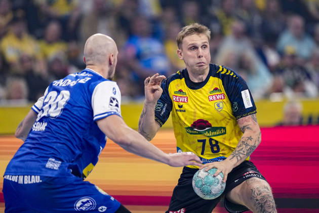 v.li.: Dominik Solak (ThSV, 30), Edwin Aspenbäck (RNL, 78), Zweikampf, Spielszene, Duell, duel, tackle, tackling, Dynamik, Action, Aktion, 08.10.2026, Mannheim (Deutschland), Handball, Bundesliga, Rhein-Neckar Löwen - ThSV Eisenach