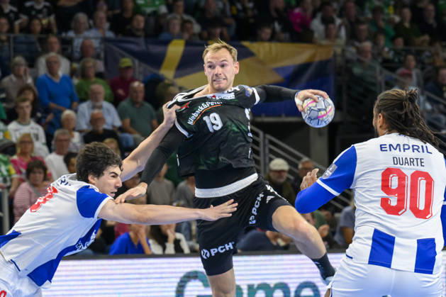 im Bild v.l.: Mathias Gidsel (Fuechse Berlin, 19), Zweikampf, Action, Kampf, kaempft um den Ball, GER, Berlin, Handball, Füchse Berlin vs FC Porto, EHF Champions League, 3. Spieltag der Gruppe A , in der Max Schmeling Halle, Am Falkplatz 1, 08.10.2026, Copyright: HMBxMedia UwexKoch