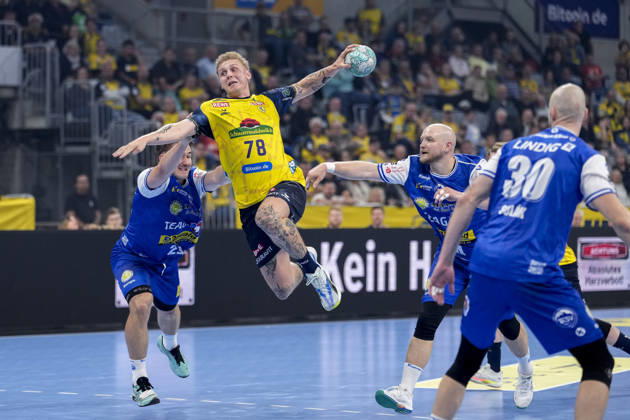 v.li.: Felix Aellen (ThSV, 22), Edwin Aspenbäck (RNL, 78), Peter Walz (ThSV, 14), Dominik Solak (ThSV, 30), beim Sprungwurf, Wurf, Torwurf, Action, Aktion, Spielszene, 08.10.2026, Mannheim (Deutschland), Handball, Bundesliga, Rhein-Neckar Löwen - ThSV Eisenach
