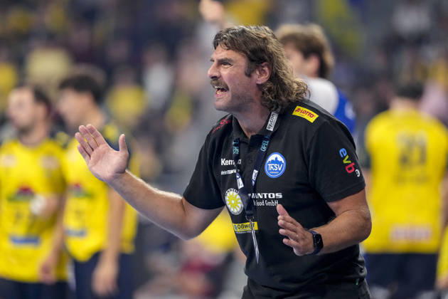 Sebastian Hinze (Trainer, Cheftrainer, ThSV), gibt Anweisungen, gestikuliert, mit den Armen gestikulieren, Einzelbild, Einzelfoto, Aktion, Action, 08.10.2026, Mannheim (Deutschland), Handball, Bundesliga, Rhein-Neckar Löwen - ThSV Eisenach