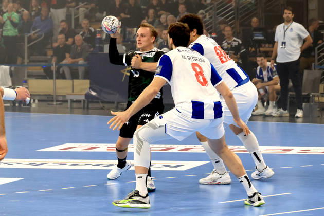 08.10.2026, GER Deutschland, Handball, EHF Champions League, 08.10.2026, Saison 2026 2027, Berlin, Fuechse Berlin vs FC Porto Tobias Grondahl ( Fuechse Berlin 15 ), MIGUEL OLIVEIRA ( FC Porto 8 ), RICARDO BRANDAO ( FC Porto 86 ) nordphoto GmbH Engler Berlin Max-Schmeling-Halle Berlin Deutschland Copyright: xNordphotox xEnglerx