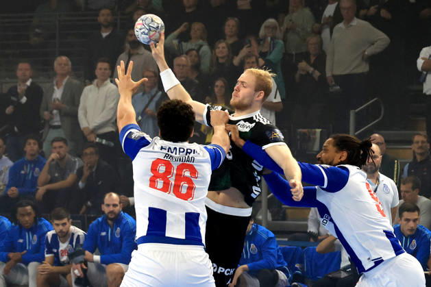 08.10.2026, GER Deutschland, Handball, EHF Champions League, 08.10.2026, Saison 2026 2027, Berlin, Fuechse Berlin vs FC Porto Matthes Langhoff ( Fuechse Berlin 25 ), p96 , Joao Ferraz ( FC Porto 9 ) nordphoto GmbH Engler Berlin Max-Schmeling-Halle Berlin Deutschland Copyright: xNordphotox xEnglerx
