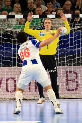 08.10.2026, GER Deutschland, Handball, EHF Champions League, 08.10.2026, Saison 2026 2027, Berlin, Fuechse Berlin vs FC Porto Lasse Ludwig ( Fuechse Berlin 1 ), RICARDO BRANDAO ( FC Porto 86 ) nordphoto GmbH Engler Berlin Max-Schmeling-Halle Berlin Deutschland Copyright: xNordphotox xEnglerx